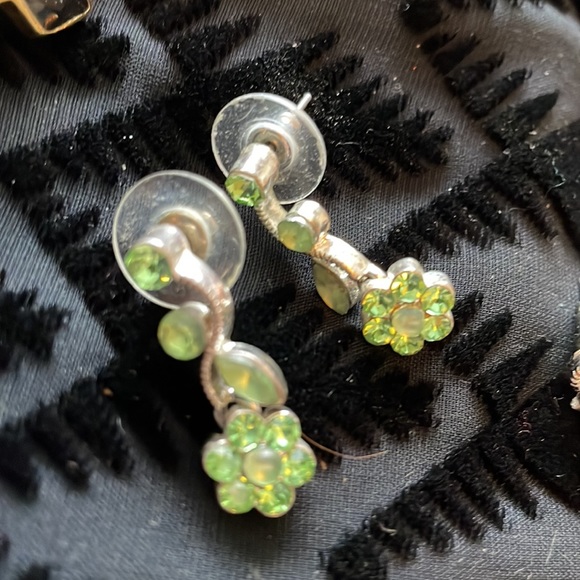 Vintage bundle of fashion earrings with man made and natural stones, shells. - Picture 6 of 7